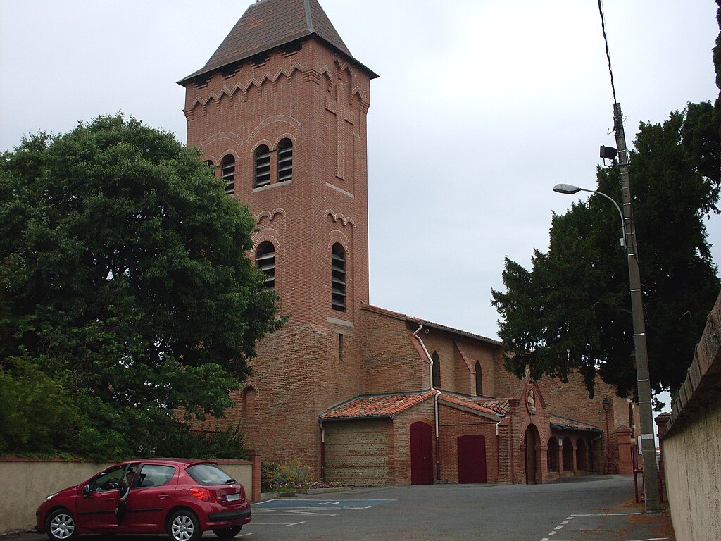 Église de Fenouillet en brique en Occitanie